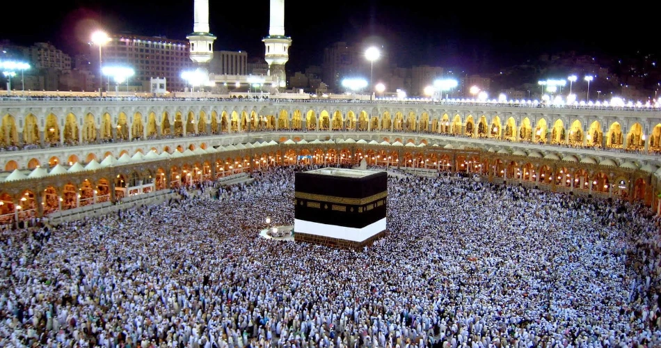 Experiencing the Night in Makkah: Peace, Prayer & Lights