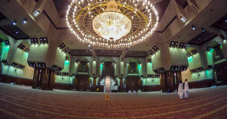 Experiencing the Night in Makkah: Peace, Prayer & Lights