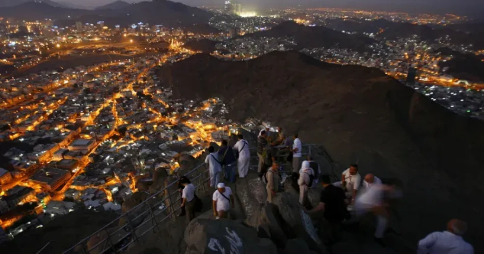 Experiencing the Night in Makkah: Peace, Prayer & Lights