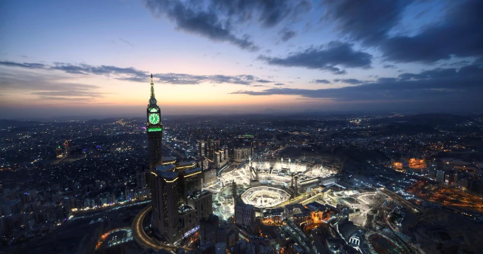 Experiencing the Night in Makkah: Peace, Prayer & Lights
